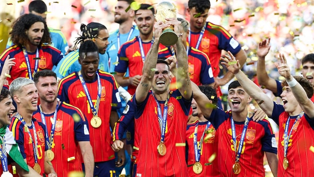 Fabian Ruiz jubelt mit dem WM-Pokal.