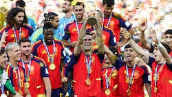 Fabian Ruiz jubelt mit dem WM-Pokal.