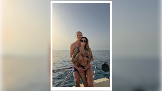 Alexander Zverev und Sophia Thomalla genießen mit Dackel „Buba“ eine Bootstour auf Ibiza.