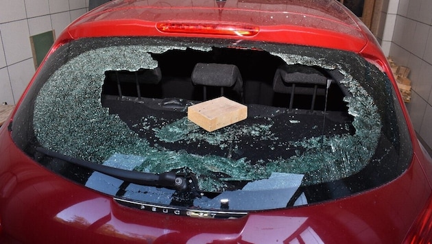 Mit einem Holzstück wurde die Heckscheibe dieses Pkw eingeschlagen.
