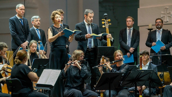 Lionel Meunier (ganz hinten links) leitete sein Ensemble Vox Luminis aus dem Chor heraus und ...