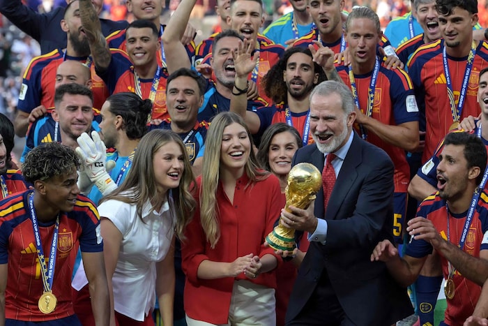 Familienfest statt Panzerglas: Beim WM-Jubel auf dem Spielfeld waren die spanischen Royals ...