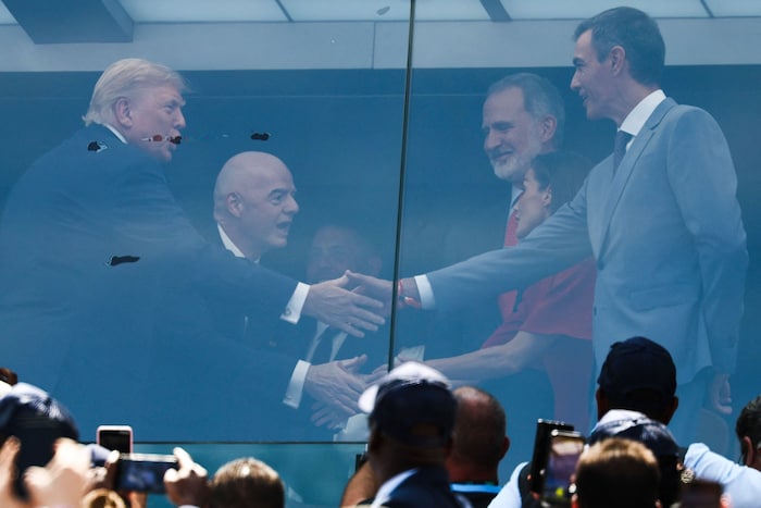 US-Präsident Donald Trump begrüßt Spaniens Premierminister Pedro Sánchez in der Präsidenten-Box. ...