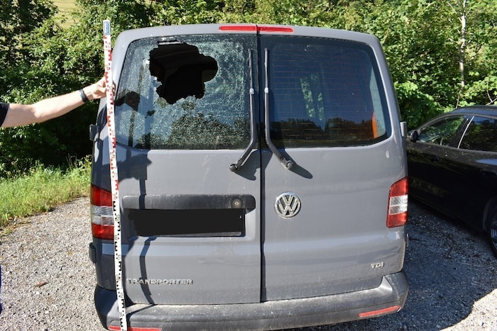 Auch dieser Transporter wurde beschädigt.