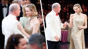 Fürstin Charlène und Fürst Albert II. genießen einen romantischen Tanz. In ihrer eleganten ...