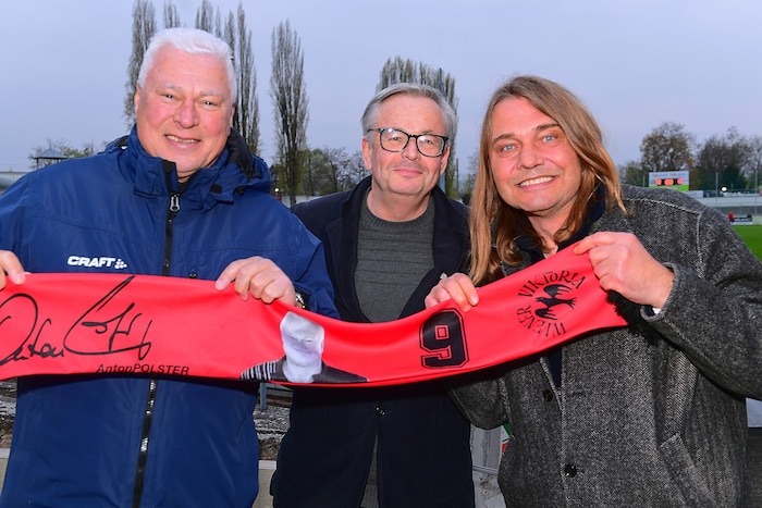 Die Kremser Führungsriege Georg Stierschneider (rechts) und Christian Russegger mit Toni ...