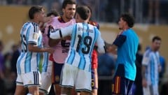 Argentinien-Routinier Nicolas Otamendi knöpfte sich Spanien-Star Rodri vor.