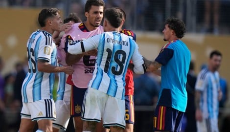 Argentinien-Routinier Nicolas Otamendi knöpfte sich Spanien-Star Rodri vor.