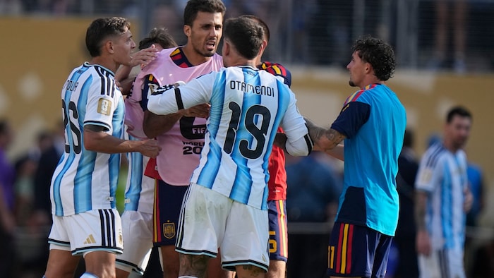 Argentinien-Routinier Nicolas Otamendi knöpfte sich Spanien-Star Rodri vor.