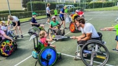 Tennisspielen auf zwei Rädern: Nico Langmann (re.) macht es mit seiner Foundation möglich, dass ...
