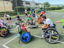 Tennisspielen auf zwei Rädern: Nico Langmann (re.) macht es mit seiner Foundation möglich, dass ...