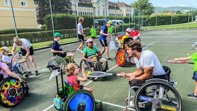 Tennisspielen auf zwei Rädern: Nico Langmann (re.) macht es mit seiner Foundation möglich, dass ...