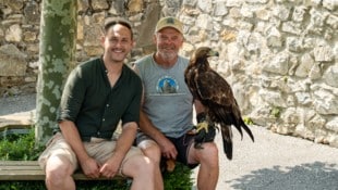 Leseonkel Christian gemeinsam mit Falkner Franz und einem majestätischen Adler. 