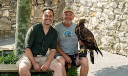 Leseonkel Christian gemeinsam mit Falkner Franz und einem majestätischen Adler. 