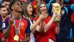WM-Glück zum Anfassen: Infantin Sofía hält den begehrten Pokal in den Händen, während Schwester ...