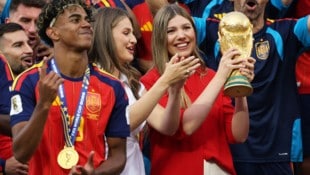 WM-Glück zum Anfassen: Infantin Sofía hält den begehrten Pokal in den Händen, während Schwester ...