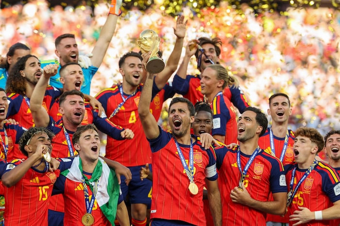 Rodri inmitten der spanischen Weltmeister