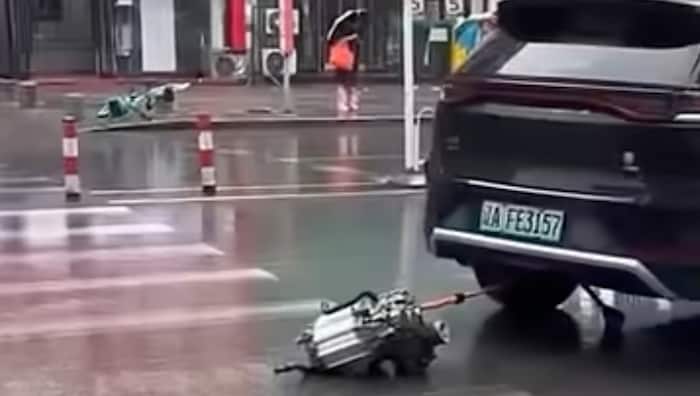 Der Motor hängt nur noch am Hochvoltkabel. Unter dem Fahrzeug ist auch die abgerissene ...