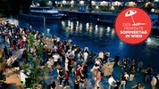 Die Tänze Bachata und Salsa geben Hunderte Menschen immer montags und freitags am Donaukanal zum ...