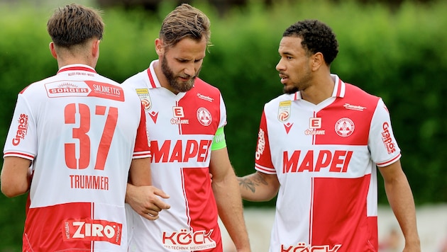 Daniel Maderner (Mi.) und die beiden Zugänge Tim Trummer sowie Anthony Smits legen mit dem GAK ...