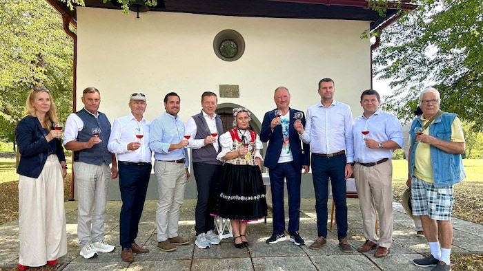 Bürgermeister aus dem Burgenland versammelten sich für ein gemeinsames Foto vor dem Weinkeller ...