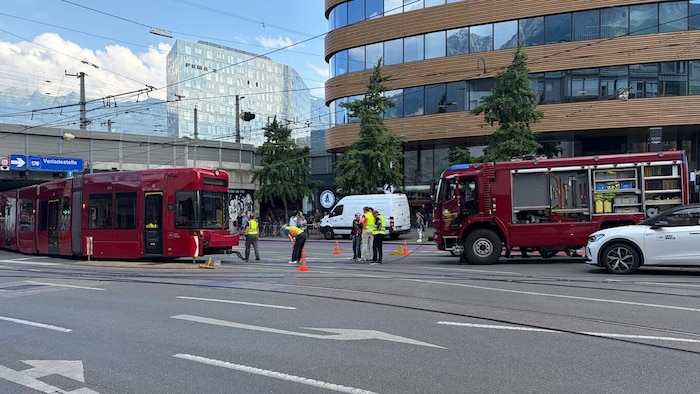Techniker bemühten sich darum, die Tram wieder in die Gleise zu bringen.