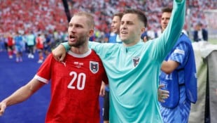 Konrad Laimer (links neben Christoph Baumgartner) bleibt dem FC Bayern bis 2029 erhalten …