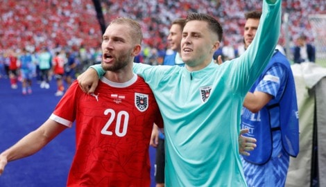 Konrad Laimer (links neben Christoph Baumgartner) bleibt dem FC Bayern bis 2029 erhalten …