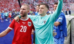 Konrad Laimer (links neben Christoph Baumgartner) bleibt dem FC Bayern bis 2029 erhalten …