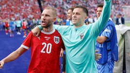 Konrad Laimer (links neben Christoph Baumgartner) bleibt dem FC Bayern bis 2029 erhalten …