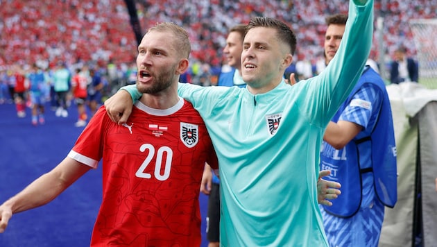Konrad Laimer (left, next to Christoph Baumgartner) will remain with FC Bayern through 2029 …