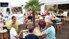 Überblick über den VIP-Bereich, der kulinarisch „alle Stückerln“ spielt.