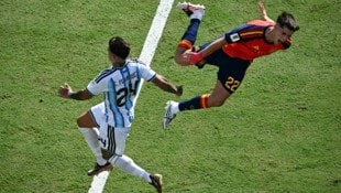 AFP/JEWEL SAMAD Pau Cubarsi spielte mit seinen 19 Jahren eine überragende WM für Spanien. Der Argentinier Enzo ...