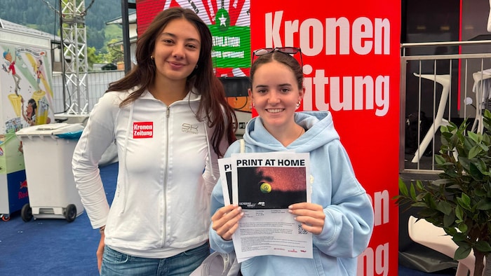 Gewinnerin Katharina Schöggl aus Kapfenberg mit „Krone“-Hostess Roya (li.).