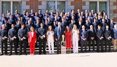 Die Fußball-Weltmeister werden vom König und seiner Familie empfangen …