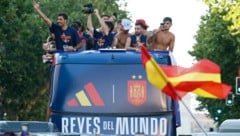 Spaniens WM-Helden bei ihrer Parade durch Madrid im offenen Bus