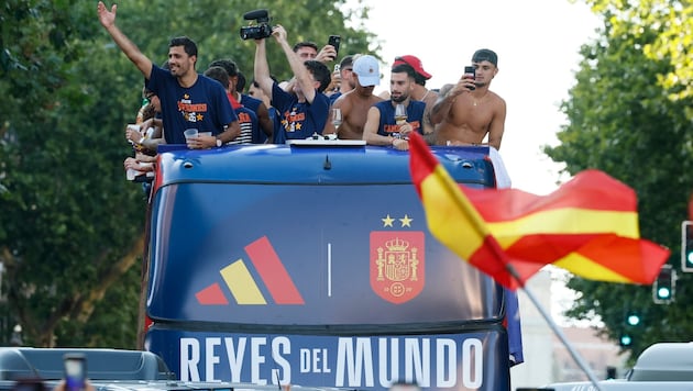 Spaniens WM-Helden bei ihrer Parade durch Madrid im offenen Bus