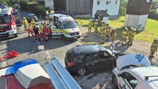 Insgesamt drei Personen wurden bei dem Unfall in Mattsee verletzt.