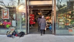 Alltag vor der Filiale in Linz: Unmittelbar vor der Eingangstür suchen sich Obdachlose ihren ...