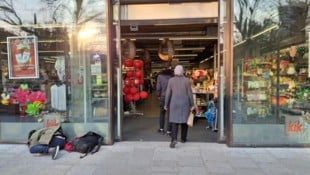 Alltag vor der Filiale in Linz: Unmittelbar vor der Eingangstür suchen sich Obdachlose ihren ...