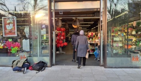 Alltag vor der Filiale in Linz: Unmittelbar vor der Eingangstür suchen sich Obdachlose ihren ...