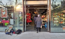 Alltag vor der Filiale in Linz: Unmittelbar vor der Eingangstür suchen sich Obdachlose ihren ...