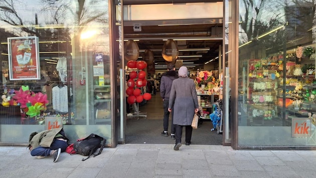 Everyday life in front of the store in Linz: Right in front of the entrance, homeless people are ...