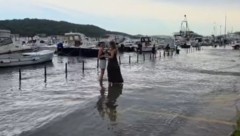 Die Hafenpromenade in Mali Losinj stand binnen Sekunden unter Wasser.