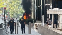 Das Feuer vor dem Bürogebäude loderte.