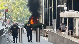 Das Feuer vor dem Bürogebäude loderte.