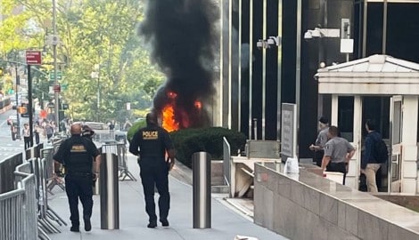 Das Feuer vor dem Bürogebäude loderte.