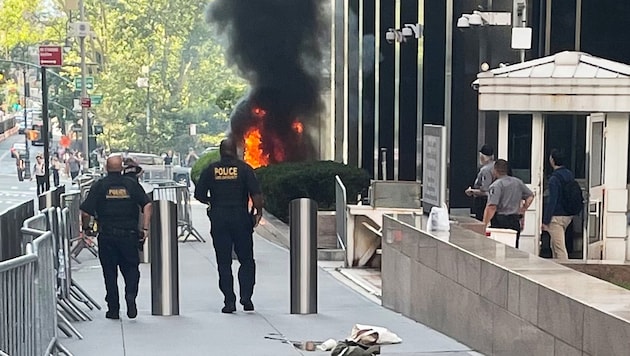 Das Feuer vor dem Bürogebäude loderte.