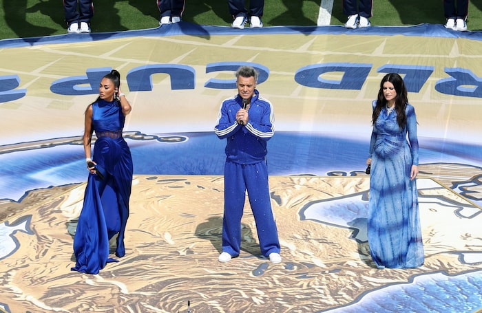 Robbie Williams, Nicole Scherzinger und Laura Pausini singen die FIFA-Hymne vor dem Finale der ...