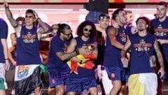 Marc Cucurella (Mitte) singt erneut über Erling Haaland.